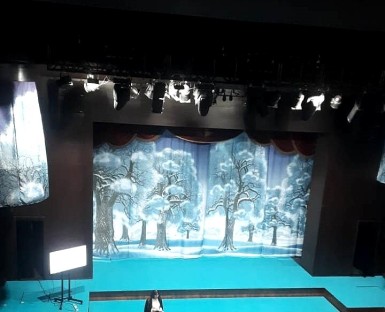 Главная сцена театра в г. Старый Оскол