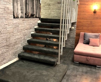 Поставка и монтаж ковролина на лестницу в частный дом в Москве